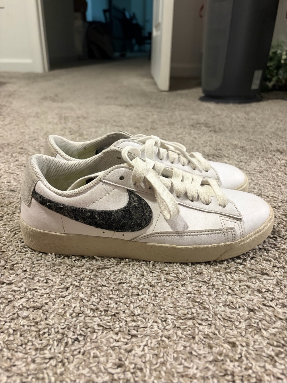 Nike Blazer Low SE Women's Size 7 Wool Pack White Black DA4934-100 - Picture 1 of 8
